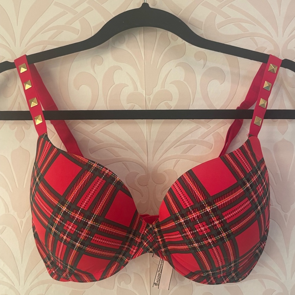 Victoria’s Secret Christmas bra. 32DD